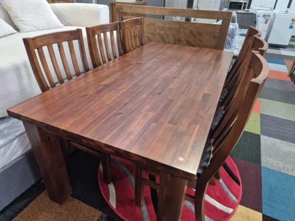 Wooden Dining Table with 6 Comfy Chairs like new