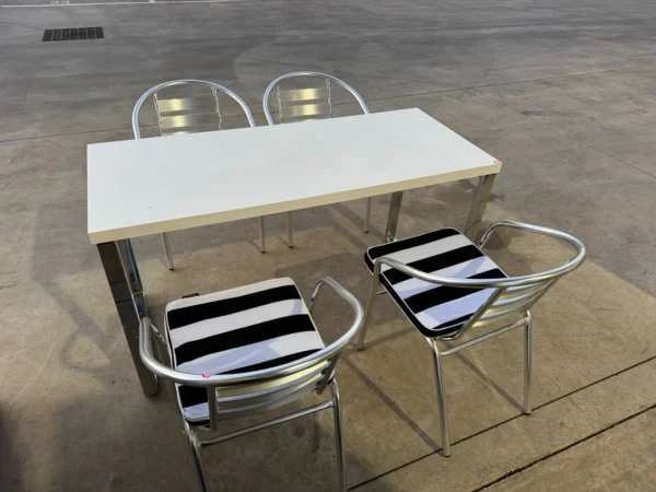 Table with 4 Chairs like new