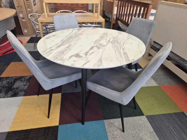 Dining Table with 4 Chairs – like new
