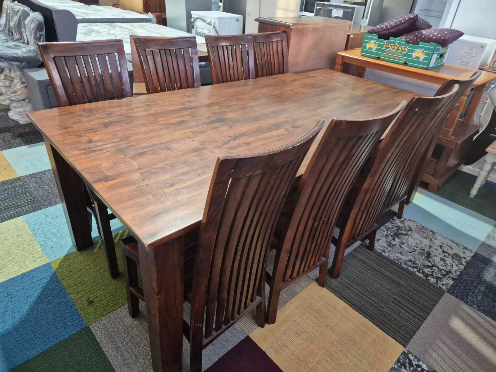 Dining Table With 8 Chairs – Like New