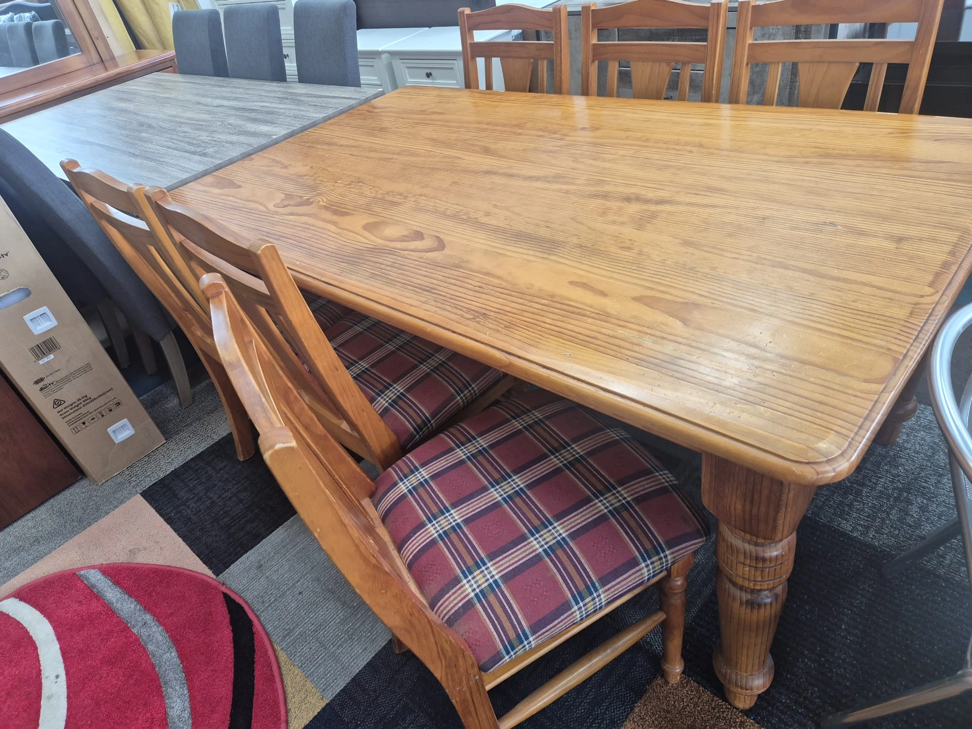 Solid Wooden Dining Table With 6 Chairs used like new