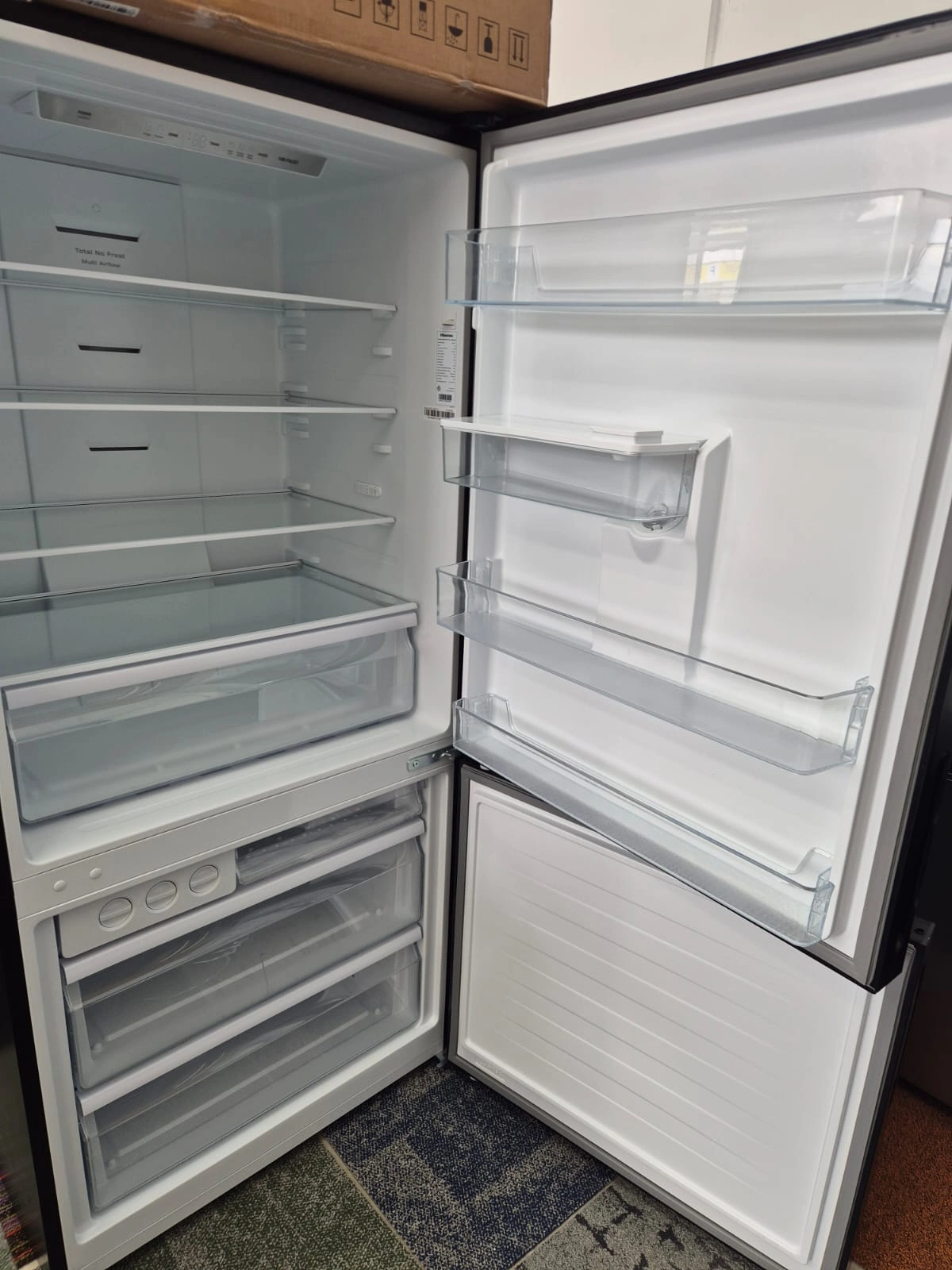 Hisense 482L Black Refrigerator - like new