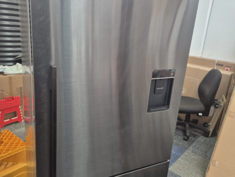 Fisher & Paykel Fridge Ice Maker and Cold Water Like New