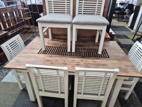 Dining Table with 6 Chairs Used Like New Condition