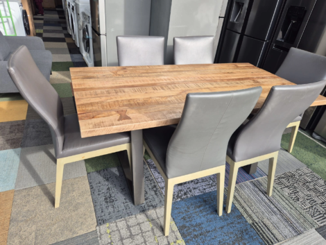 Dining Set with 6 Chairs like new Great Condition