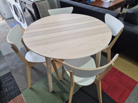 Dining Table with 4 Chairs Excellent Condition