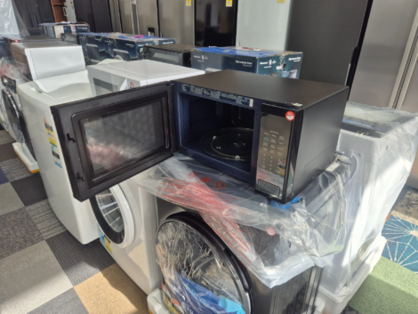 Samsung Black Microwave Beautiful Condition 1 Year Warranty