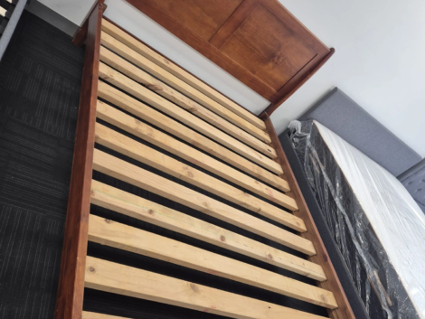 Queen Bed Excellent Condition Used Like New