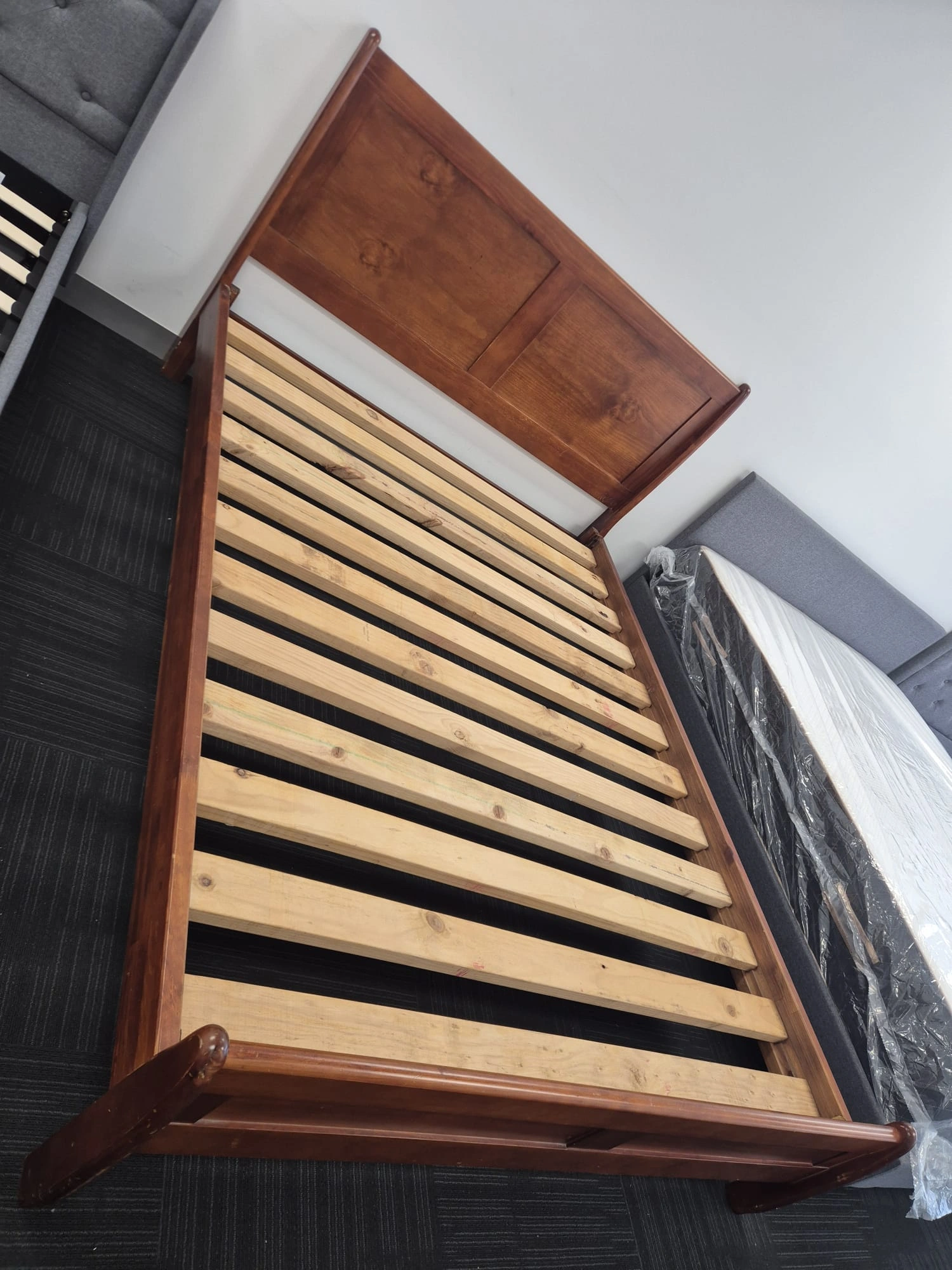 Queen Bed Excellent Condition Used Like New