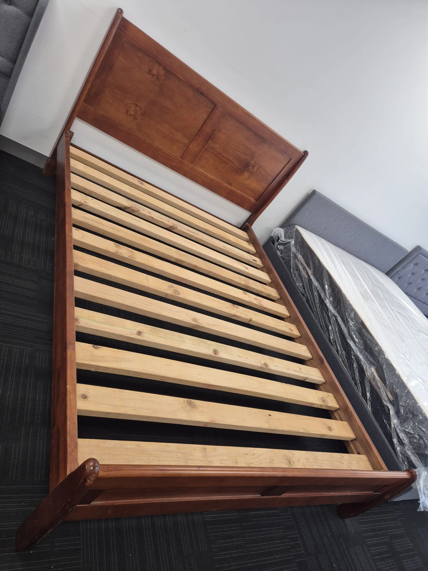 Queen Bed Excellent Condition Like New