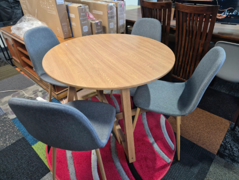 Dining Table with 4 Chairs Used Like New