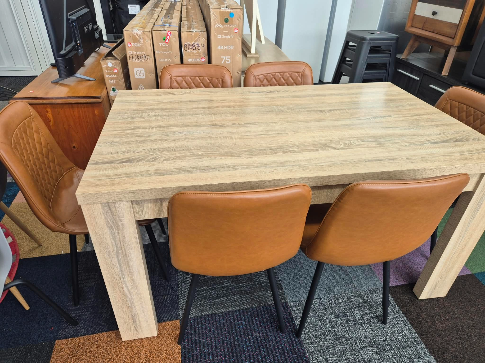 Dinning Table With 6 Chairs Like New